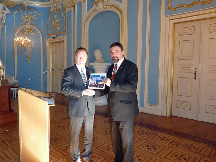 "Zwischen Prunk und Politik"