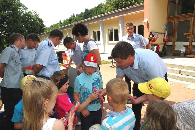 Katastrophensch&uuml;tzer &uuml;bergaben Spende