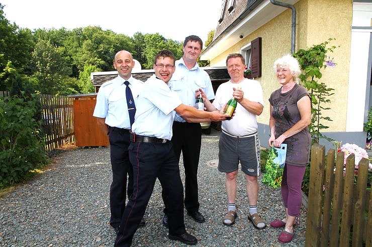 Katastrophensch&uuml;tzer &uuml;bergaben Spende