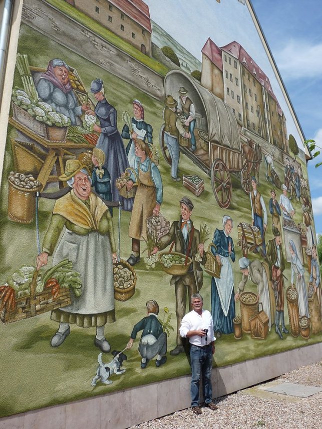 Volksfest vor Wandbild