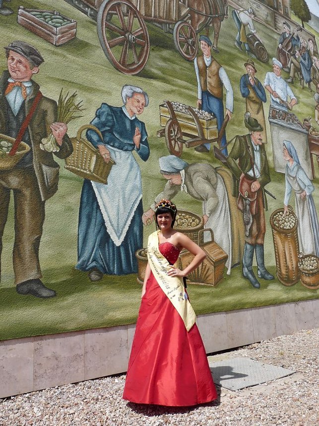 Volksfest vor Wandbild