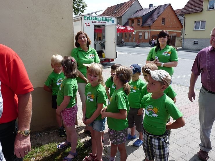 Volksfest vor Wandbild