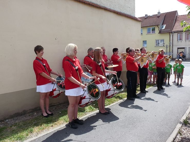 Volksfest vor Wandbild
