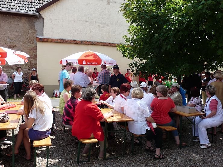 Volksfest vor Wandbild