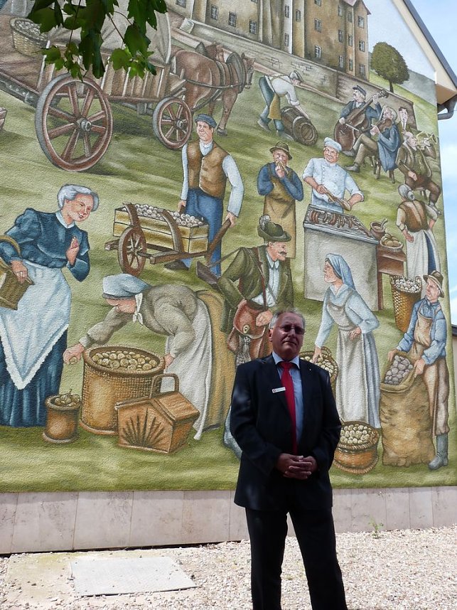 Volksfest vor Wandbild