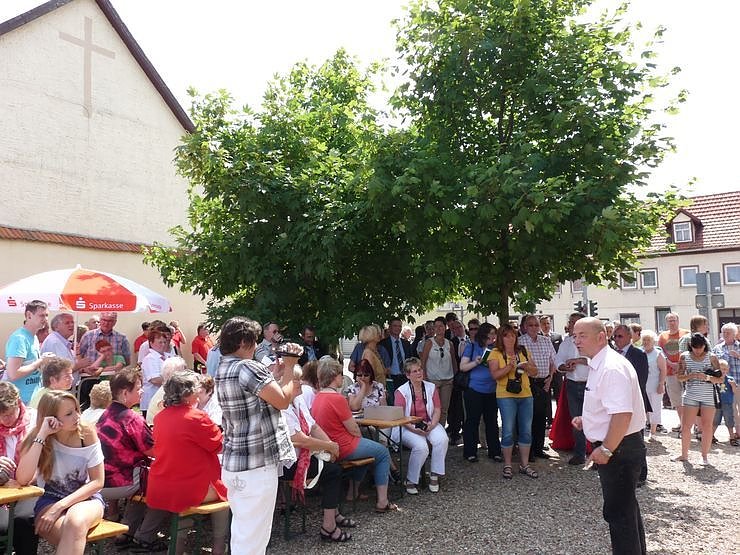 Volksfest vor Wandbild