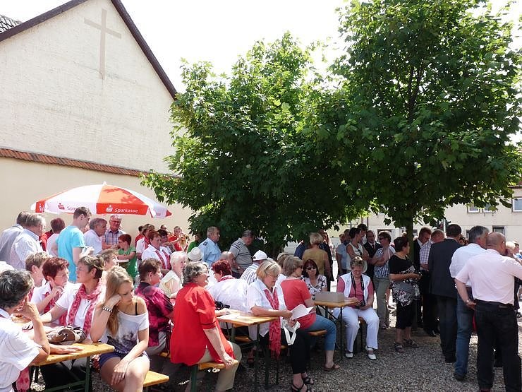 Volksfest vor Wandbild