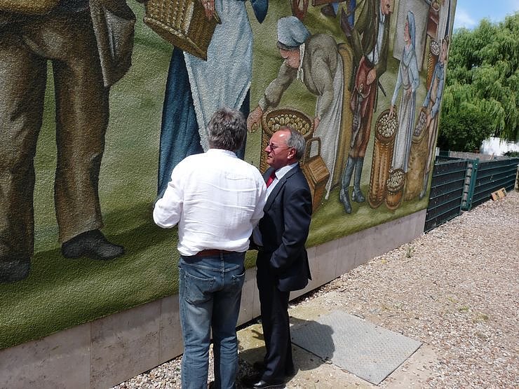 Volksfest vor Wandbild