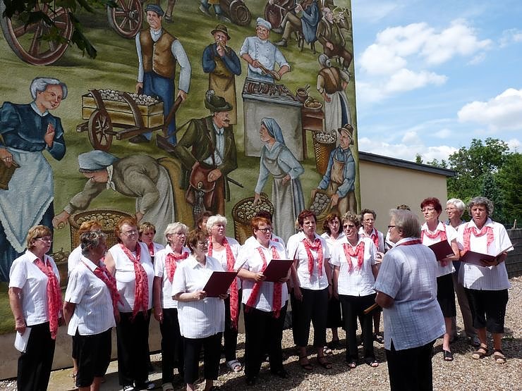 Volksfest vor Wandbild