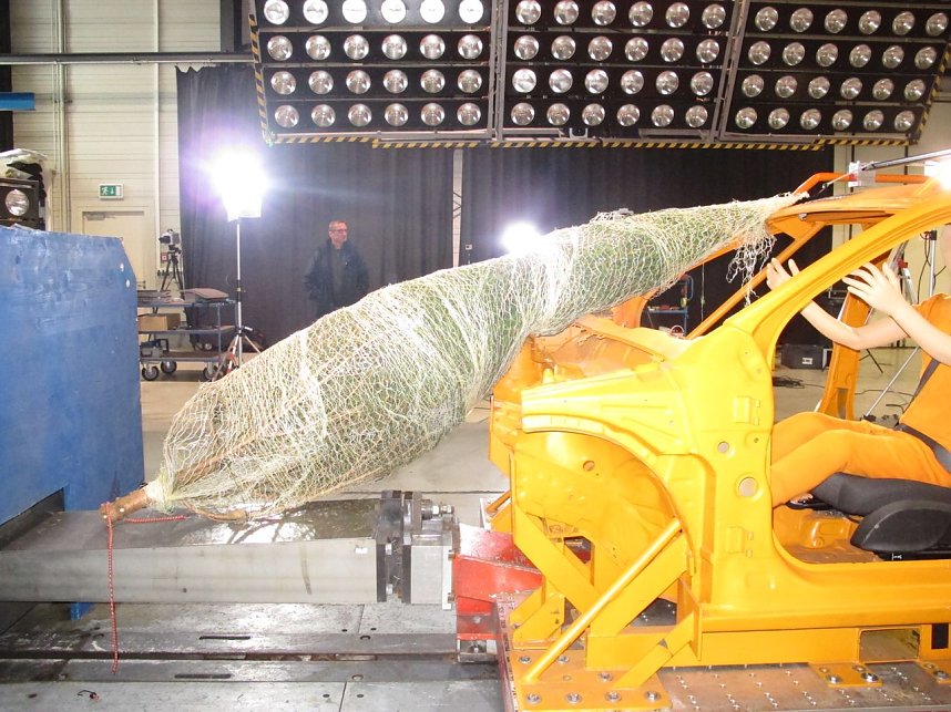 Crash-Test mit Weihnachtsbaum