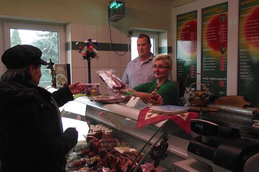 Im Gesch&auml;ft h&auml;lt  Verk&auml;uferin  Doreen Michel ein umfangreiches Warenangebot f&uuml;r die Kunden bereit. Vor dem Weihnachtsfest ist der Partyservice besonders gefragt.