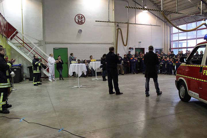 Mit Knall &uuml;bergeben