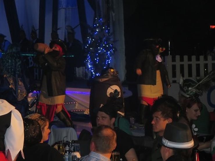 Blau-Wei&szlig; toppt den Ballermann