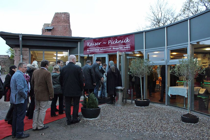 Kyffh&auml;user &uuml;bergeben