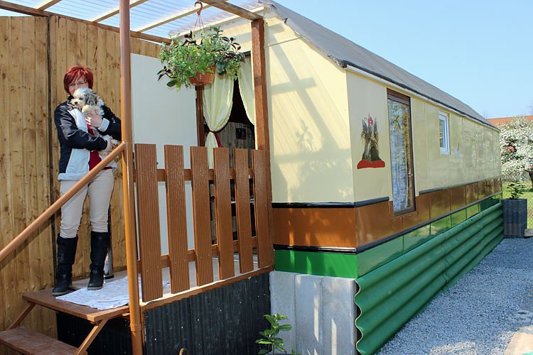 Hundesalon im Zirkuswagen