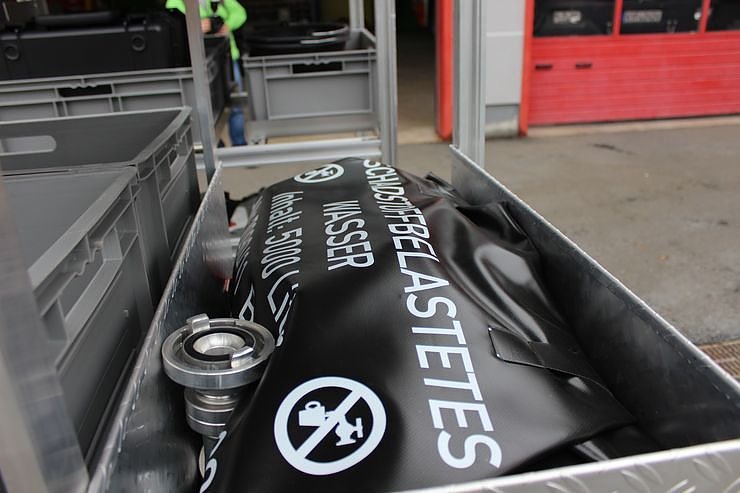 Dekontaminations-Fahrzeug &uuml;bergeben