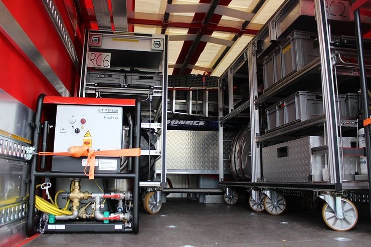 Dekontaminations-Fahrzeug &uuml;bergeben