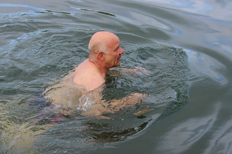 Erste Badeg&auml;ste am Bebraer Teich