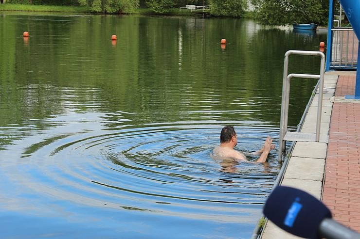 Erste Badeg&auml;ste am Bebraer Teich