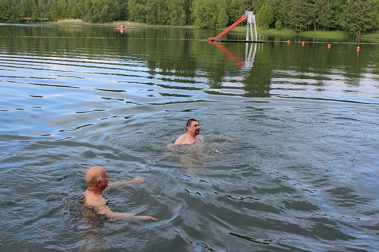 Erste Badeg&auml;ste am Bebraer Teich