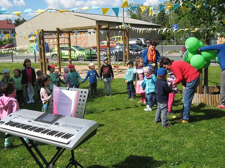 Warnwesten &uuml;bergeben