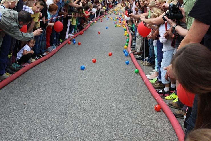 &Uuml;ber 3.000 B&auml;lle rollten 