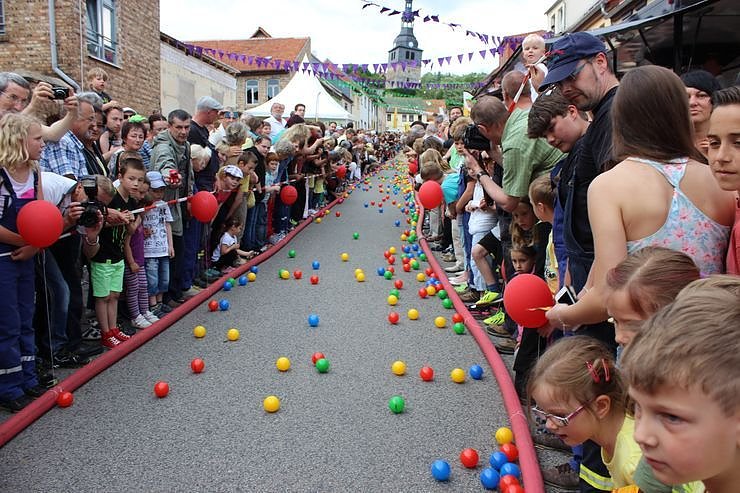 &Uuml;ber 3.000 B&auml;lle rollten 