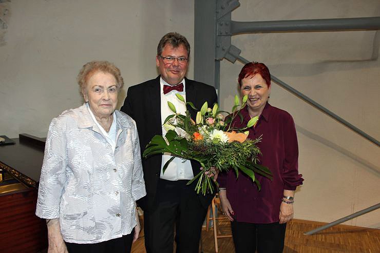 Symbolische Taktstock&uuml;bergabe