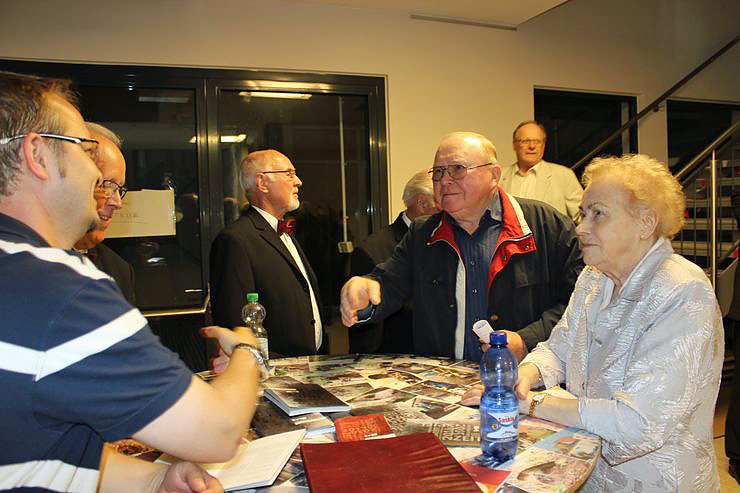 Symbolische Taktstock&uuml;bergabe