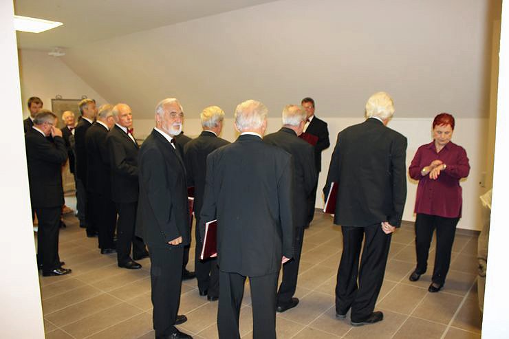 Symbolische Taktstock&uuml;bergabe