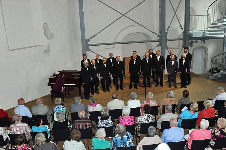 Symbolische Taktstock&uuml;bergabe