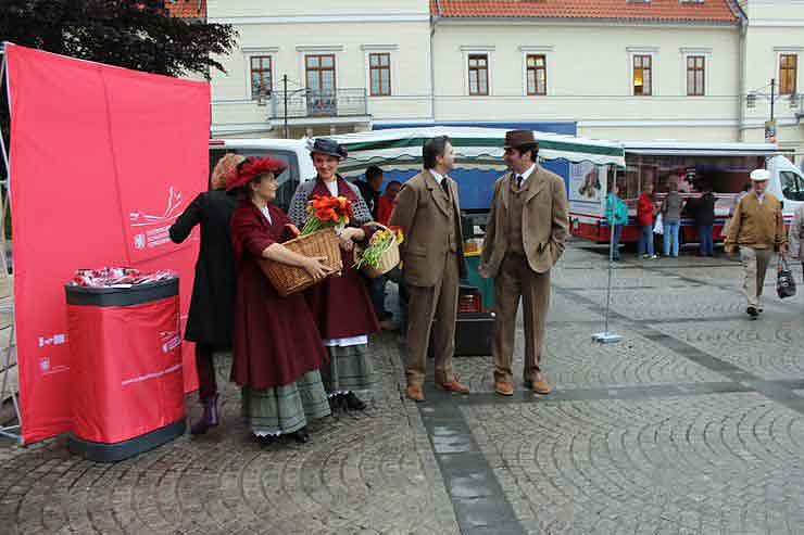 Blumenm&auml;dchen trifft Marktfrau