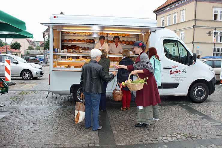 Blumenm&auml;dchen trifft Marktfrau