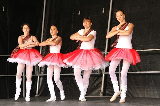 Eleven tanzen zum Residenzfest.