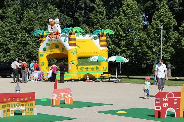 Fortsetzung mit Markttreiben