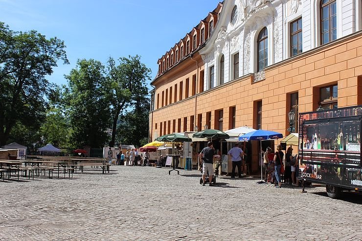 Fortsetzung mit Markttreiben