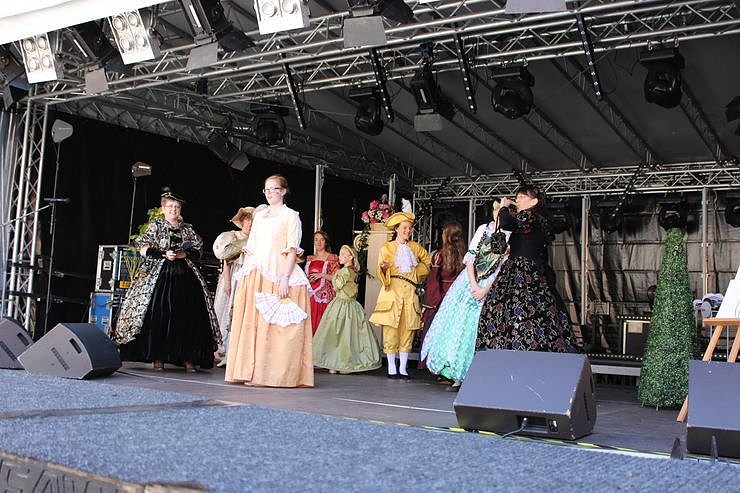 Fortsetzung mit Markttreiben