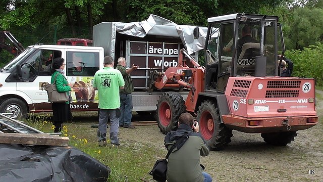 Die Kiste mit Daggi wird abgeladen