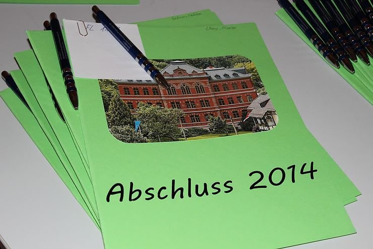 Feierlich Zeugnisse &uuml;bergeben