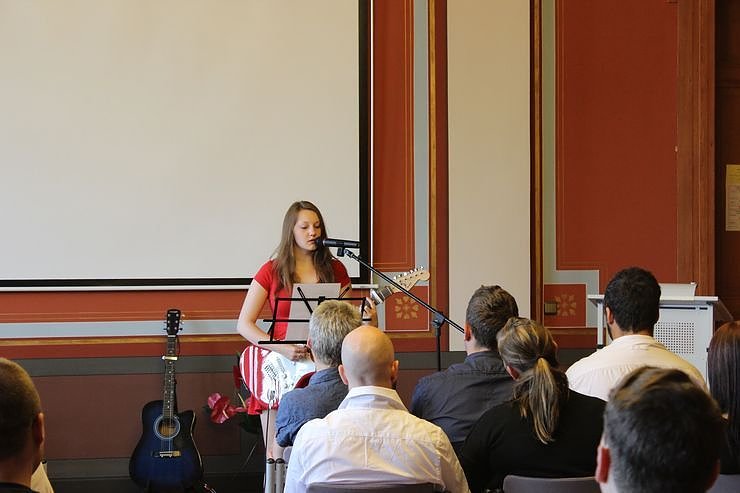 Feierlich Zeugnisse &uuml;bergeben