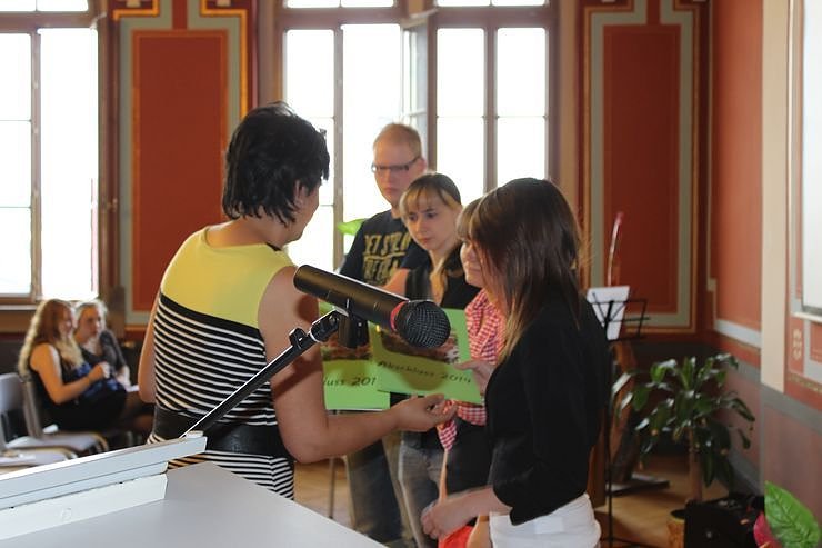 Feierlich Zeugnisse &uuml;bergeben