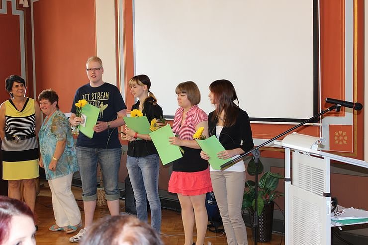 Feierlich Zeugnisse &uuml;bergeben