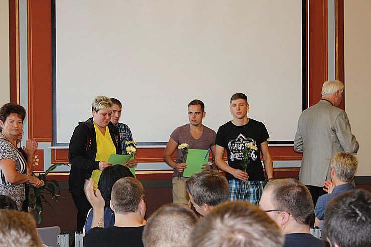 Feierlich Zeugnisse &uuml;bergeben