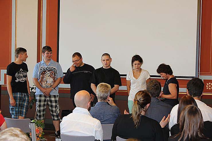 Feierlich Zeugnisse &uuml;bergeben