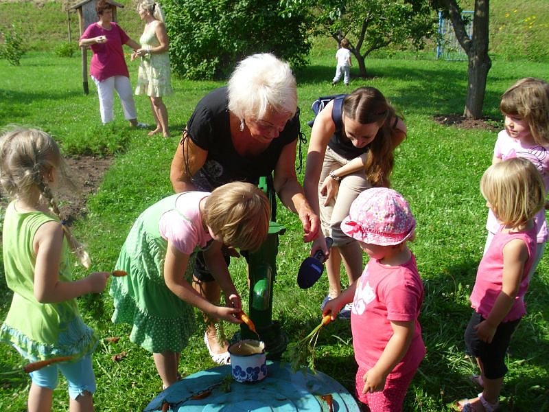 MDR H&ouml;rfunk in Gl&uuml;ckauf im Kita-Patenschaftsgarten