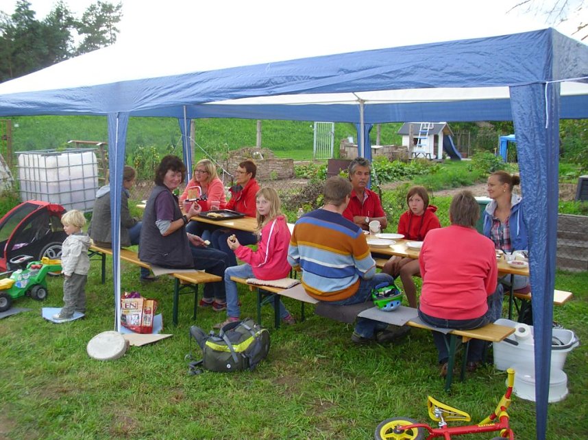 Spielenachmittag in Gartenanlage