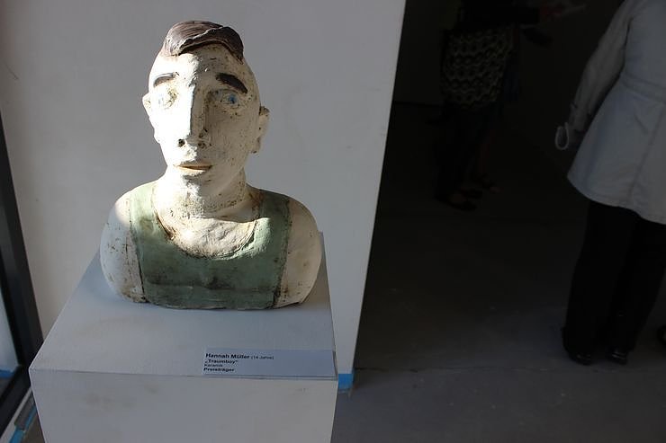 100 Werke der 8. JugendKunstBiennale