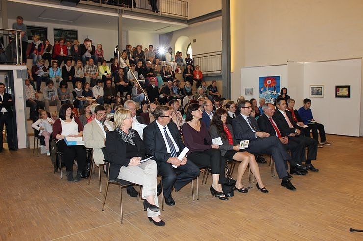 100 Werke der 8. JugendKunstBiennale