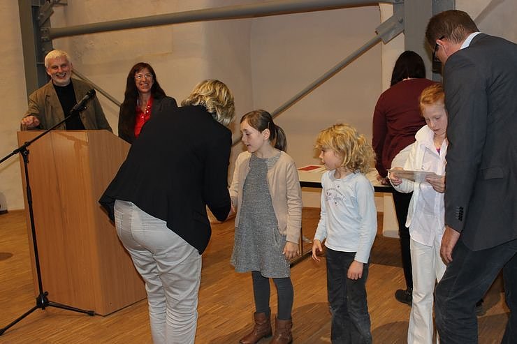 100 Werke der 8. JugendKunstBiennale