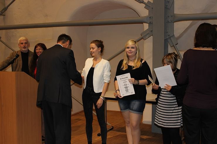 100 Werke der 8. JugendKunstBiennale